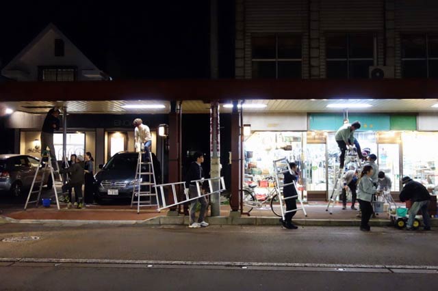 一ノ木戸商店街でアーケードの清掃活動