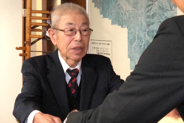 国定市長から勲章と勲記を受け取る池田さん