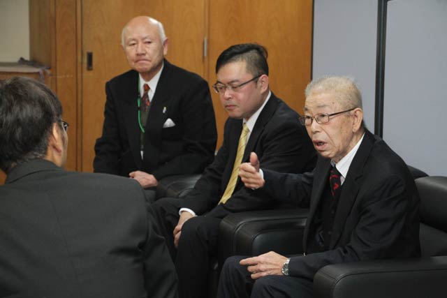 右から池田さん、三条鍛冶集団の細川会長、さんじょう鍛冶道場の長谷川館長