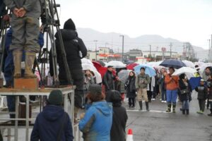 エキストラ1,600人が参加して燕市役所周辺で行われた「下町ロケット」のロケ