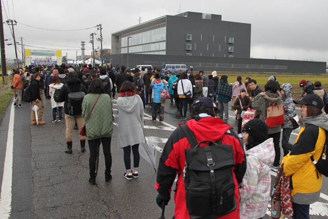 エキストラ1,600人が参加して燕市役所周辺で行われた「下町ロケット」のロケ