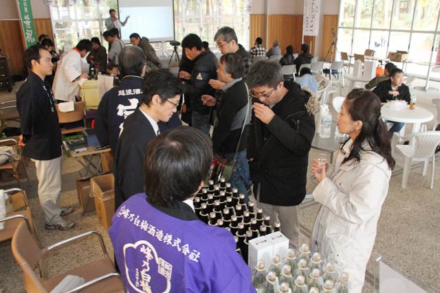 弥彦ヤホールで開かれた「西蒲酒の陣2018」