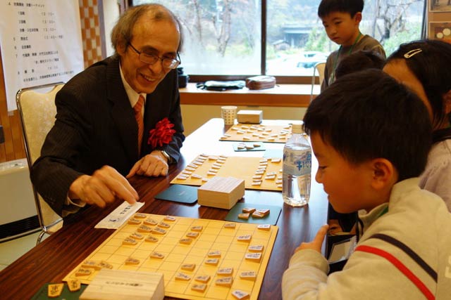 日本将棋連盟の土佐浩司八段による指導対局