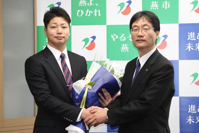 漆腹選手が鈴木燕市市長を表敬訪問