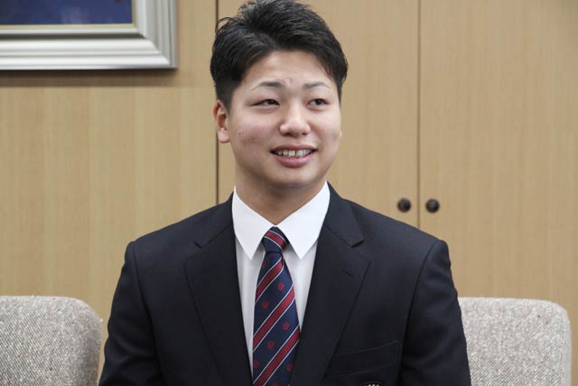 鈴木市長と歓談する漆腹選手