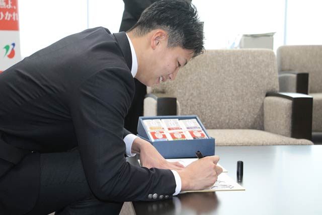 色紙にサインする漆腹選手