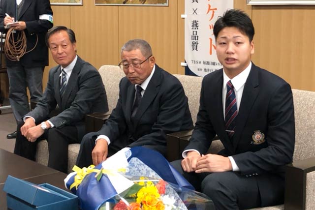 左から吉田ジュニアクラブの小平コーチ、星野監督、漆腹選手