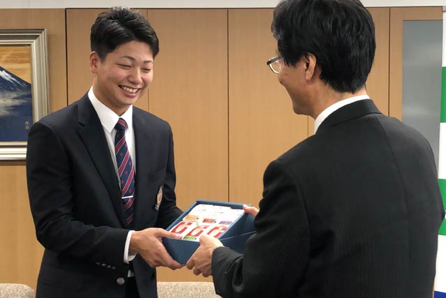 鈴木市長から漆腹選手に下町ロケット米をプレゼント