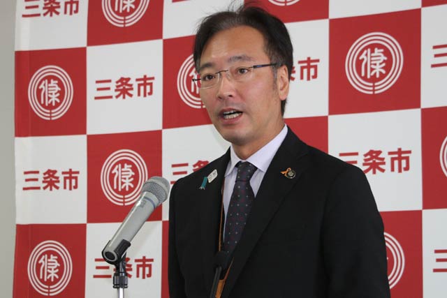 記者会見する国定三条市長