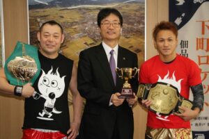 左からKAGAYAKIの伊達代表、鈴木燕市長、新人王に輝いた石月さん