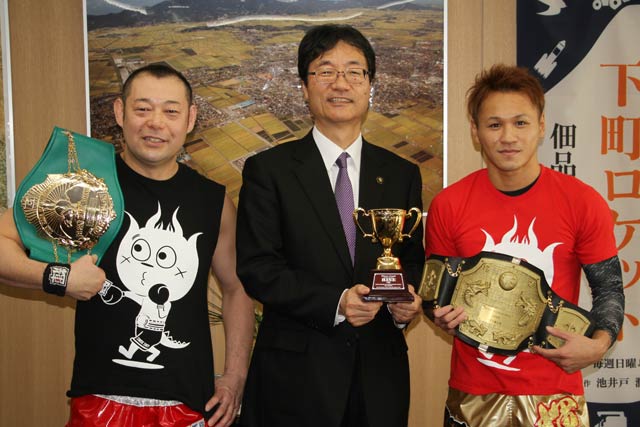 左からKAGAYAKIの伊達代表、鈴木燕市長、新人王に輝いた石月さん