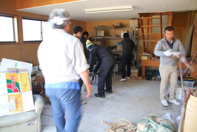 「燕三条リノベ基地」開設に向けて掃除する三条商工会議所青年部