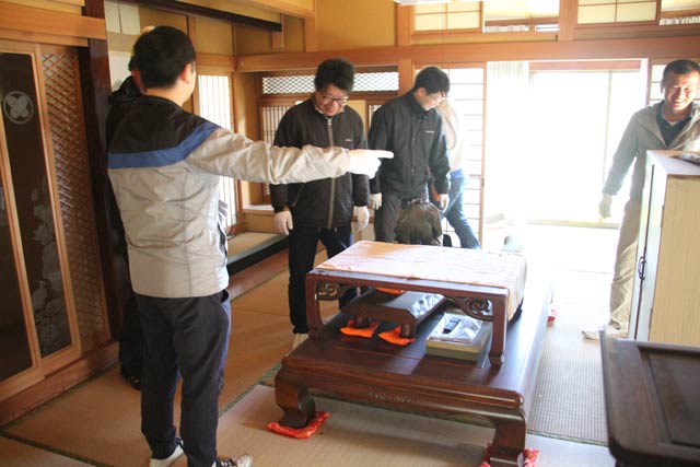 「燕三条リノベ基地」開設に向けて掃除する三条商工会議所青年部