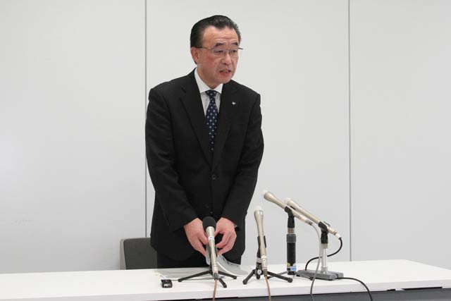 記者会見する仲野教育長