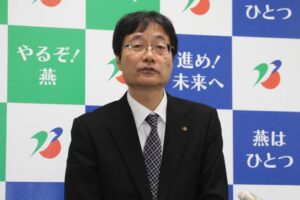 記者会見する鈴木市長