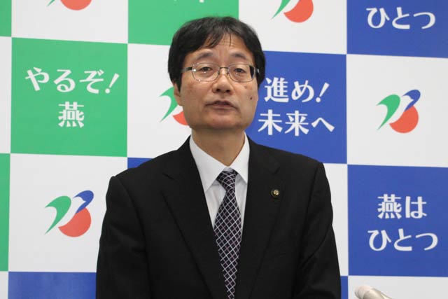 記者会見する鈴木市長
