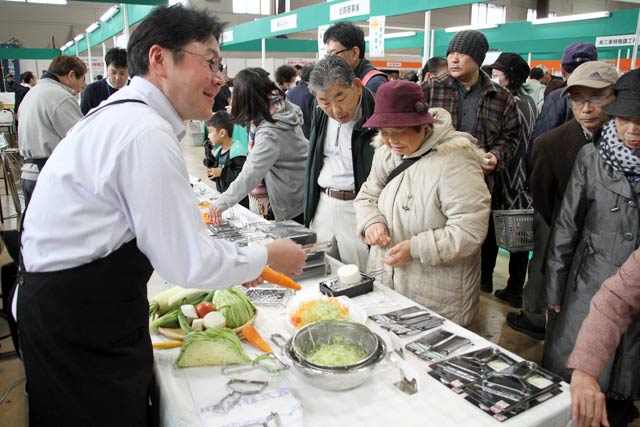 道の駅「燕三条じばさんセンター」で開かれている「燕三条じばさん年末フェア」と「全国じばさんフェア」