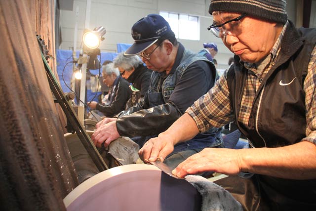 地元の一流の職人がその場で包丁研ぎ