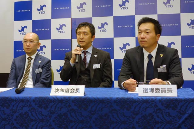 左から曽根会長、小柳次年度会長、佐藤選考委員長