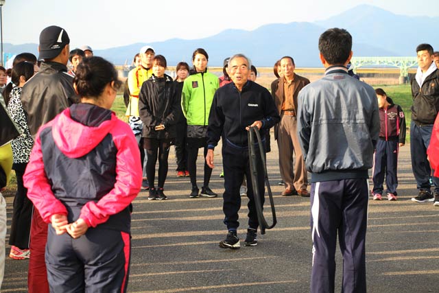 11月11日に大河津分水路沿いの信濃川河川事務所大河津出張所で行われた宇佐美彰朗さんを講師にランニングクリニック 