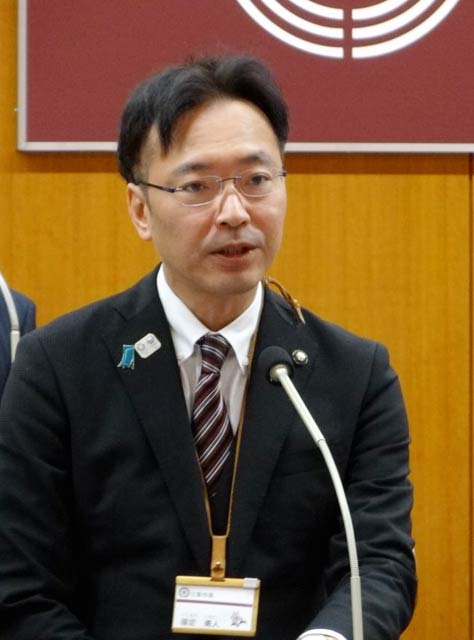4期目の任期最初の市議会本会議で所信表明を行う国定三条市長