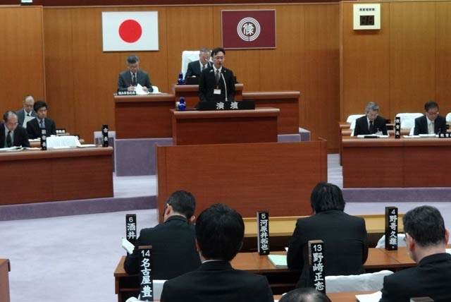 4期目の任期最初の市議会本会議で所信表明を行う国定三条市長