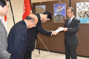 花角知事に「燕・弥彦地域における医療提供体制整備に関する要望書」を提出
