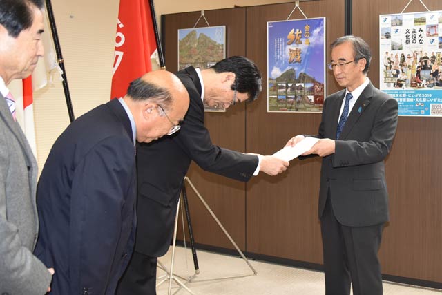 花角知事に「燕・弥彦地域における医療提供体制整備に関する要望書」を提出