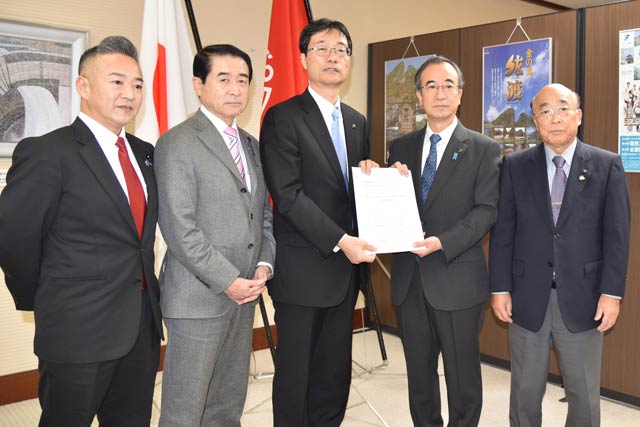 花角知事に「燕・弥彦地域における医療提供体制整備に関する要望書」を提出