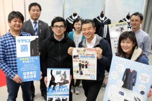 会場設営を行う坂井達三商店の坂井社長(前列右から2人目)と実行委員会のメンバーら