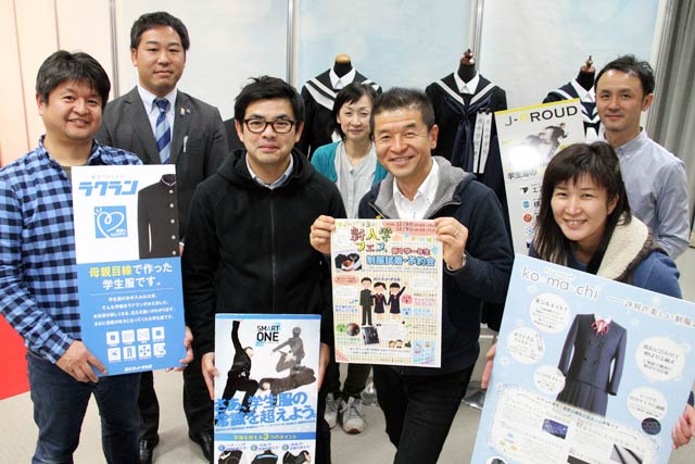 会場設営を行う坂井達三商店の坂井社長（前列右から2人目）と実行委員会のメンバーら