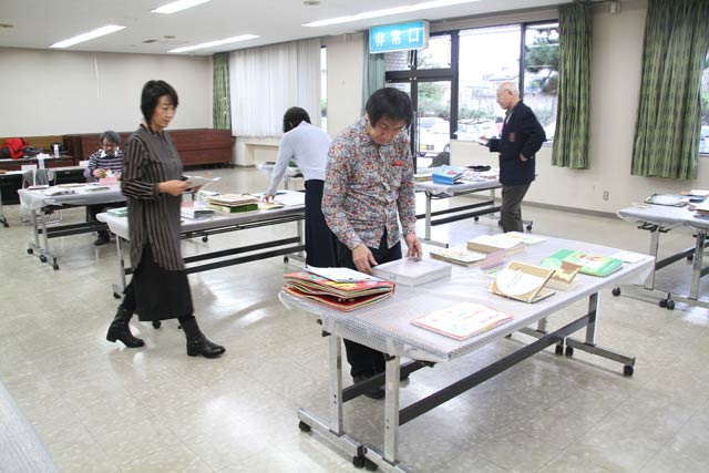 手作りしかけ絵本コンクールの審査