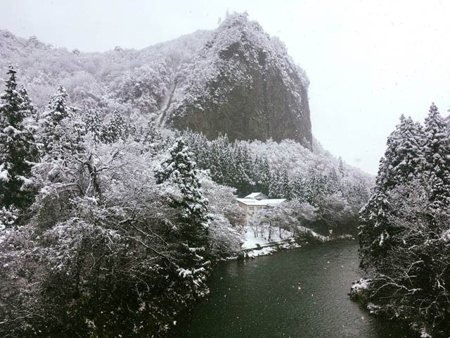 いい湯らていのフェイスブックページに投稿したこの冬初めて雪化粧した八木ヶ鼻