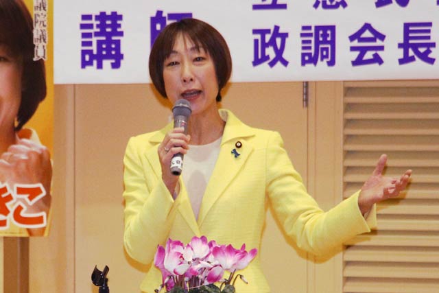 国政報告を行う菊田氏