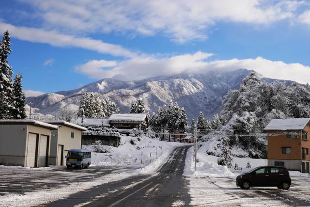 「しただブログ」に掲載されたふもとまで冠雪した粟ヶ岳