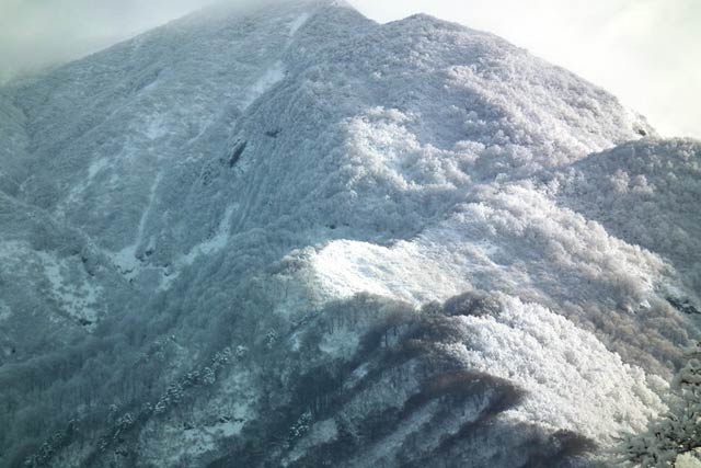 粟ヶ岳の頂上付近の積雪のようす