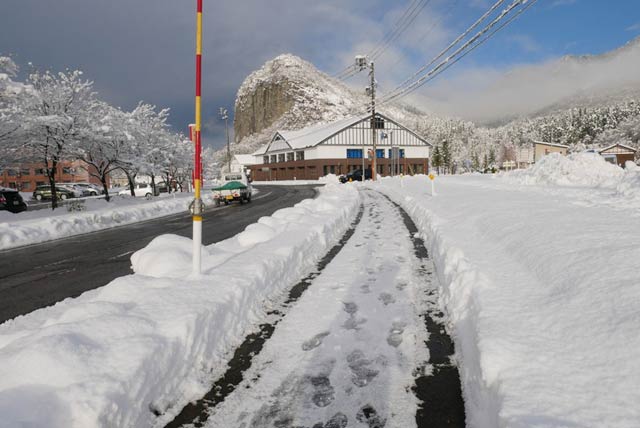 きれいに除雪された道路
