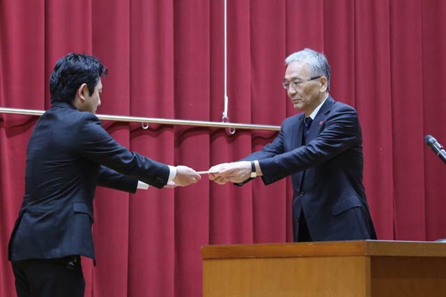 田崎賢治PTA会長(左)に梨本同窓会長がクーラー設置費用の目録を手渡す