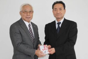 燕市社協の山岡会長(左)と白根ガスの伊藤取締役