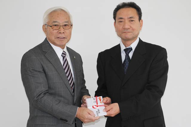 燕市社協の山岡会長(左)と白根ガスの伊藤取締役