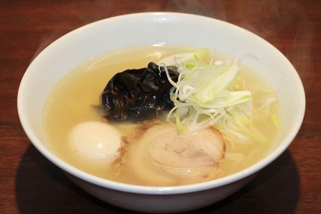 「らーめん関哲」が勝負する塩ラーメン