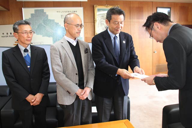 左からヤマセンの渡辺代表取締役、高橋空間設計の高橋代表取締役、丸富の柴山社長、国定市長