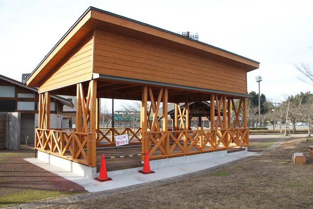 三条市総合運動公園の芝生広場に建設した休憩所
