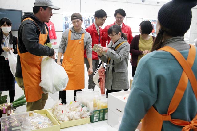 燕市役所で行われた若手農業者直売会