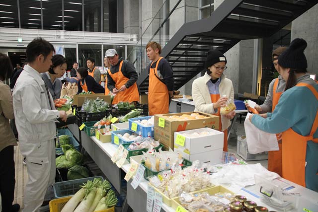 燕市役所で行われた若手農業者直売会