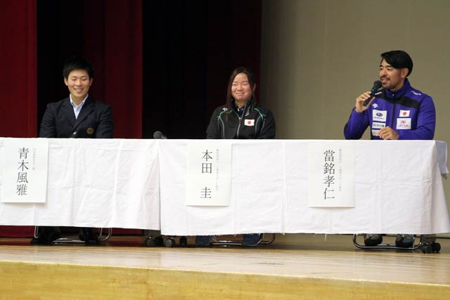トークショーで左からカヌー部前主将の青木さん、本田選手、當銘選手