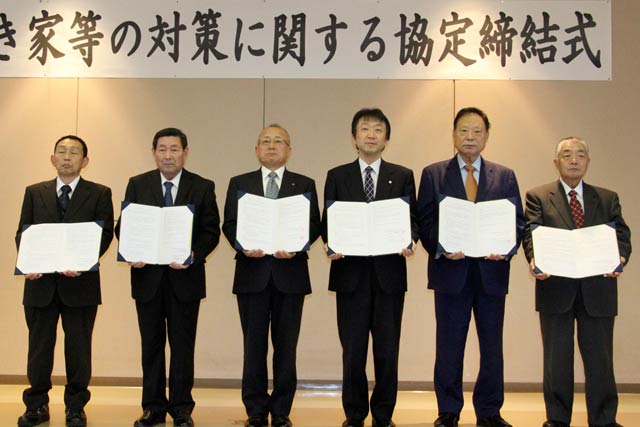 左から弥彦村建設業組合の本多締組合長、弥彦村建設業協同組合の菅原祐耕理事長、弥彦村の小林豊彦村長、新潟県司法書士会の外山敦之会長、新潟県宅地建物取引業協会の志田常弘会長、弥彦村シルバー人材センターの山崎紘一理事長