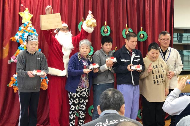 イオン県央店から「つばくろの里」と「夢工場つばめ」にショートケーキのクリスマスプレゼント
