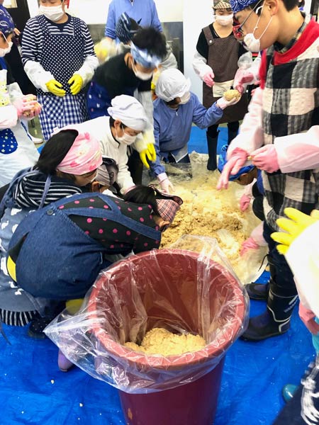材料をこねたら丸めてたるの中に投げ入れる