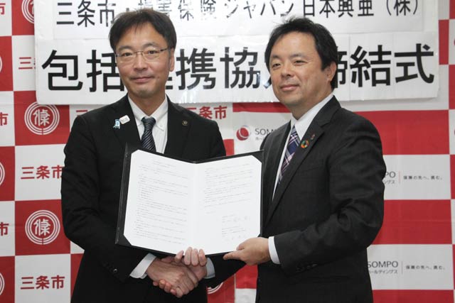 協定書に調印した三条市の国定市長(左)と損害保険ジャパン日本興亜新潟支店の松本支店長
